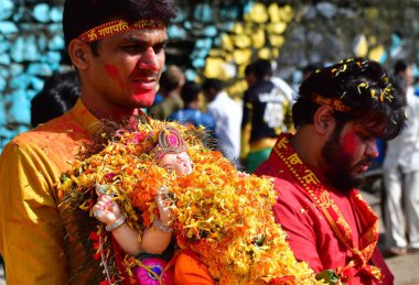 MUMBAI INDIA SEPTEMBER 8 2024 A Devotees immerses Lord Ganesha idol in the Arabian Sea during the one and half day Ganpati immersion at Dadar Chowpatty on September 8 2024 in Mumbai India Photo by Bhushan Koyande Hindustan Times clipart