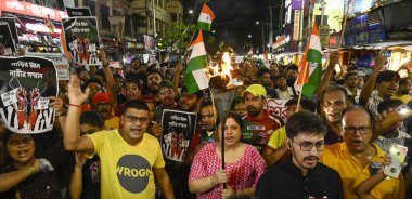 KOLKATA INDIA SEPTEMBER 8 2024 Vatandaşlar Ulusal Bayrak ile bir protesto mitingi düzenledi ve 8 Eylül 2024 tarihinde Şyambazar 'daki RG Kar Tıp Fakültesi & Hastanesi kadın doktoru için adalet istedi.