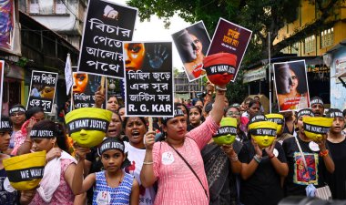 KOLKATA INDIA SEPTEMBER 8 2024 Kumartuli Sanatçılar merkezi aile üyeleri ve vatandaşlar kil maske ve posterlerle birlikte Eylül 'deki RG Kar Tıp Koleji & Hastanesi' nin kadın sağlık mağduru için protesto yürüyüşü talep ediyor.