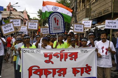 KOLKATA INDIA SEPTEMBER 8 2024 Kumartuli Sanatçılar merkezi aile üyeleri ve vatandaşlar kil maske ve posterlerle birlikte Eylül 'deki RG Kar Tıp Koleji & Hastanesi' nin kadın sağlık mağduru için protesto yürüyüşü talep ediyor.