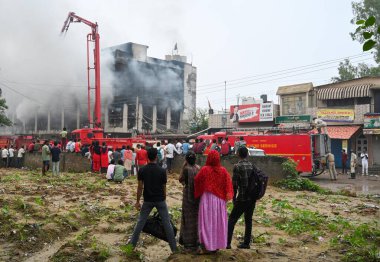NEW DELHI INDIA SEPTEMBER 8 2024 İtfaiyeciler Yeni Delhi 'de 8 Eylül 2024 tarihinde Najafgarh' da Baprola yolu yakınlarındaki Tekstil Fabrikası 'ndaki yangını söndürmeye çalışıyorlar.
