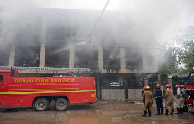 NEW DELHI INDIA SEPTEMBER 8 2024 İtfaiyeciler Yeni Delhi 'de 8 Eylül 2024 tarihinde Najafgarh' da Baprola yolu yakınlarındaki Tekstil Fabrikası 'ndaki yangını söndürmeye çalışıyorlar.
