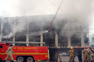 NEW DELHI INDIA SEPTEMBER 8 2024 İtfaiyeciler Yeni Delhi 'de 8 Eylül 2024 tarihinde Najafgarh' da Baprola yolu yakınlarındaki Tekstil Fabrikası 'ndaki yangını söndürmeye çalışıyorlar.