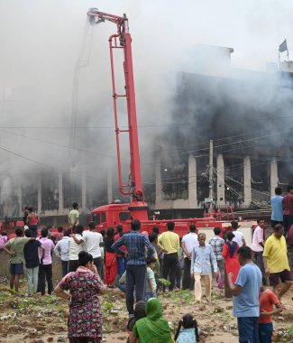 NEW DELHI INDIA SEPTEMBER 8 2024 İtfaiyeciler Yeni Delhi 'de 8 Eylül 2024 tarihinde Najafgarh' da Baprola yolu yakınlarındaki Tekstil Fabrikası 'ndaki yangını söndürmeye çalışıyorlar.