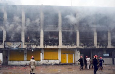 NEW DELHI INDIA SEPTEMBER 8 2024 İtfaiyeciler Yeni Delhi 'de 8 Eylül 2024 tarihinde Najafgarh' da Baprola yolu yakınlarındaki Tekstil Fabrikası 'ndaki yangını söndürmeye çalışıyorlar.