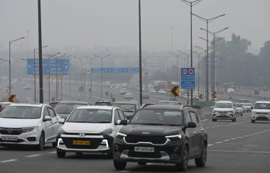 NEW DELHI INDIA SEPTEMBER 7 2024 Sisli havada Kartavya Yolu 'nda yürürken görülüyor. 7 Eylül 2024' te Yeni Delhi 'de yağan sağanak yağmurun ardından Salman Ali Hindustan Times tarafından çekilmiştir.