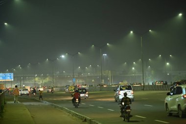 NEW DELHI INDIA SEPTEMBER 7 2024 Sisli havada Kartavya Yolu 'nda yürürken görülüyor. 7 Eylül 2024' te Yeni Delhi 'de yağan sağanak yağmurun ardından Salman Ali Hindustan Times tarafından çekilmiştir.