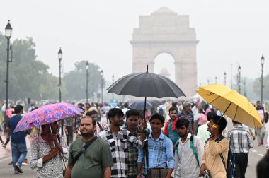 NEW DELHI INDIA SEPTEMBER 7 2024 Sisli havada Kartavya Yolu 'nda yürürken görülüyor. 7 Eylül 2024' te Yeni Delhi 'de yağan sağanak yağmurun ardından Salman Ali Hindustan Times tarafından çekilmiştir.