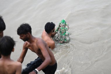 NEW DELHI INDIA SEPTEMBER 8. 2024 Dindar, 8 Eylül 2024 'te Jaitpur Madanpur Khadar Köyü yakınlarındaki Yamuna Nehri' nde Salman Ali Hindustan Times tarafından toplandı.