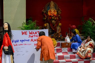KOLKATA INDIA SEPTEMBER 7 2024 RG Kar Tıp Fakültesi bayrağı ve imza pankartı için 7 Eylül 2024 tarihinde Kolkata Hindistan Ganesh C 'de Hindu tanrısı Ganesh Chaturthi vesilesiyle puja pandalında görüldü.
