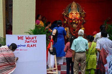 KOLKATA INDIA SEPTEMBER 7 2024 RG Kar Tıp Fakültesi bayrağı ve imza pankartı için 7 Eylül 2024 tarihinde Kolkata Hindistan Ganesh C 'de Hindu tanrısı Ganesh Chaturthi vesilesiyle puja pandalında görüldü.