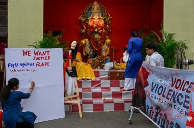 KOLKATA INDIA SEPTEMBER 7 2024 RG Kar Tıp Fakültesi bayrağı ve imza pankartı için 7 Eylül 2024 tarihinde Kolkata Hindistan Ganesh C 'de Hindu tanrısı Ganesh Chaturthi vesilesiyle puja pandalında görüldü.