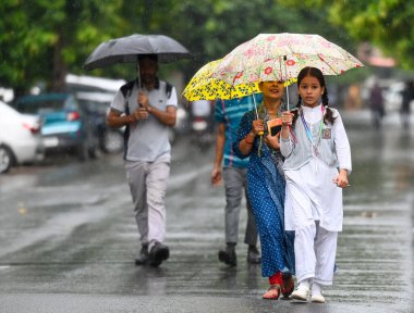 NOIDA INDIA 7 Eylül 2024, Noida Hindistan 'da 7 Eylül 2024' te 12. Sektör 'de bir sabah yağmurunda şemsiye altında kendilerini korudular. Yağmurlar ve Hindistan Meteoroloji Departmanı IMD' den etkilendi. 