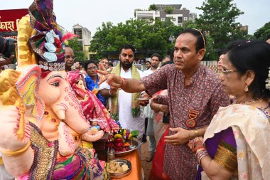 NEW DELHI INDIA SEPTEMBER 7 2024 Dindar Shobha Kalash Yaatra ve Mangal Murti Sthapna Delhi ka Maharaja 23. Ganesh Mahotsav 2024 Lovely Public School 'dan DDA Mini Kriket Stadyumu Enclave Laxmi Nagar Doğu Delhi