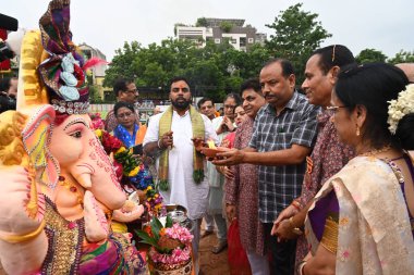 NEW DELHI INDIA SEPTEMBER 7 2024 Dindar Shobha Kalash Yaatra ve Mangal Murti Sthapna Delhi ka Maharaja 23. Ganesh Mahotsav 2024 Lovely Public School 'dan DDA Mini Kriket Stadyumu Enclave Laxmi Nagar Doğu Delhi