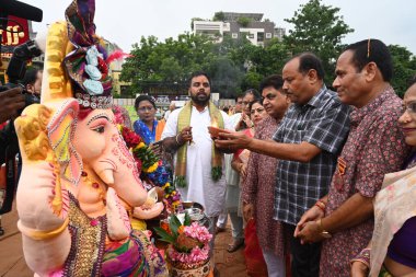 NEW DELHI INDIA SEPTEMBER 7 2024 Dindar Shobha Kalash Yaatra ve Mangal Murti Sthapna Delhi ka Maharaja 23. Ganesh Mahotsav 2024 Lovely Public School 'dan DDA Mini Kriket Stadyumu Enclave Laxmi Nagar Doğu Delhi