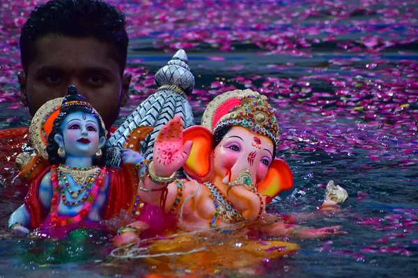 stock image MUMBAI INDIA SEPTEMBER 8 2024 A volunteer immerses Lord Ganesha idol in an artificial pond during the one and half day Ganpati immersion at Dadar on September 8 2024 in Mumbai India Photo by Bhushan Koyande Hindustan Times