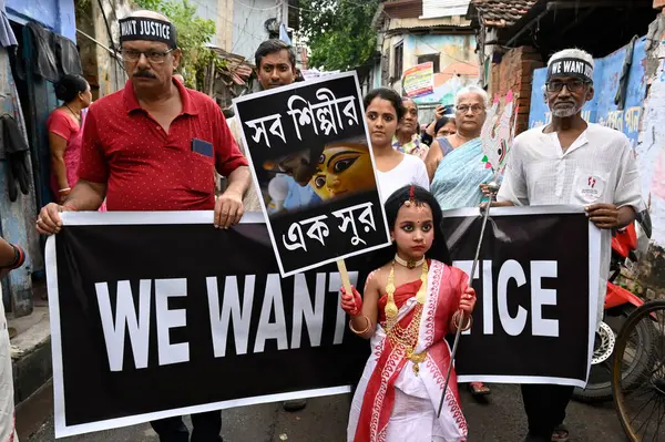 KOLKATA INDIA SEPTEMBER 8 2024 Hindu tanrısı Durga gibi giyinmiş küçük bir kız. Kumartuli 'li sanatçıların aile üyeleri ve vatandaşların protesto yürüyüşü sırasında RG Kar Tıp Fakültesi' nin kadın kurbanları için adalet talep ediyor.