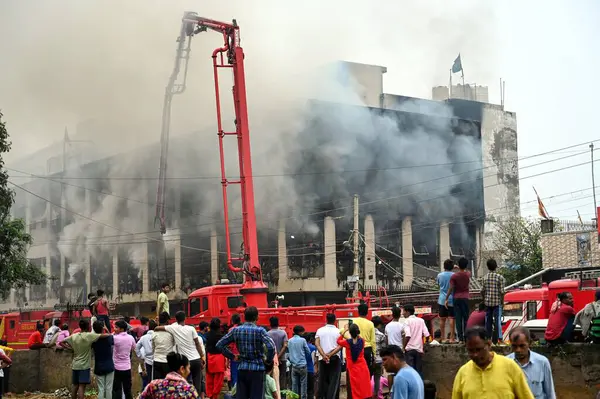 NEW DELHI INDIA SEPTEMBER 8 2024 İtfaiyeciler Yeni Delhi 'de 8 Eylül 2024 tarihinde Najafgarh' da Baprola yolu yakınlarındaki Tekstil Fabrikası 'ndaki yangını söndürmeye çalışıyorlar.