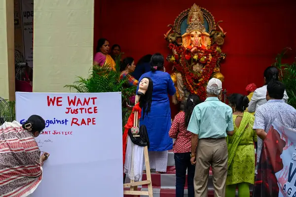 KOLKATA INDIA SEPTEMBER 7 2024 RG Kar Tıp Fakültesi bayrağı ve imza pankartı için 7 Eylül 2024 tarihinde Kolkata Hindistan Ganesh C 'de Hindu tanrısı Ganesh Chaturthi vesilesiyle puja pandalında görüldü.