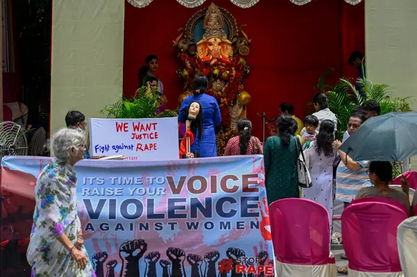 KOLKATA INDIA SEPTEMBER 7 2024 RG Kar Tıp Fakültesi bayrağı ve imza pankartı için 7 Eylül 2024 tarihinde Kolkata Hindistan Ganesh C 'de Hindu tanrısı Ganesh Chaturthi vesilesiyle puja pandalında görüldü.