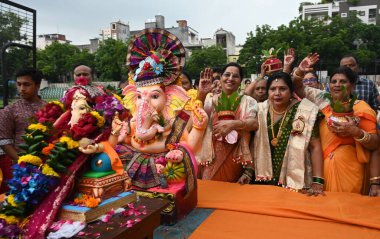 NEW DELHI INDIA SEPTEMBER 7 2024 Dindar Shobha Kalash Yaatra ve Mangal Murti Sthapna Delhi ka Maharaja 23. Ganesh Mahotsav 2024 Lovely Public School 'dan DDA Mini Kriket Stadyumu Enclave Laxmi Nagar Doğu Delhi