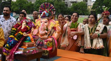 NEW DELHI INDIA SEPTEMBER 7 2024 Dindar Shobha Kalash Yaatra ve Mangal Murti Sthapna Delhi ka Maharaja 23. Ganesh Mahotsav 2024 Lovely Public School 'dan DDA Mini Kriket Stadyumu Enclave Laxmi Nagar Doğu Delhi