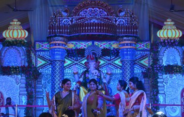 NEW DELHI INDIA SEPTEMBER 7 2024 Dindar Shobha Kalash Yaatra ve Mangal Murti Sthapna Delhi ka Maharaja 23. Ganesh Mahotsav 2024 Lovely Public School 'dan DDA Mini Kriket Stadyumu Enclave Laxmi Nagar Doğu Delhi