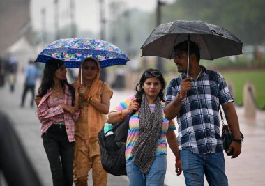 NEW DELHI INDIA SEPTEMBER 6 Eylül 2024 Kartavya Yolu 'nda 6 Eylül 2024 tarihinde görülen hafif yağmurlar sırasında başkent Yeni Delhi' de birçok bölge yağmurlardan etkilendi ve Hindistan Meteoroloji Departmanı IMD 'de sarı alarm verdi. 