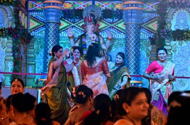 NEW DELHI INDIA SEPTEMBER 7 2024 Dindar Ganesh Chaturthi vesilesiyle Ganesh Chaturthi 'yi Sevimli Devlet Lisesi' nde 7 Eylül 2024 'de Yeni Delhi Hindistan' da kutlanıyor. Ganesh Chaturthi tüm ülkede kutlanıyor.