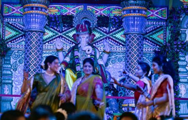 NEW DELHI INDIA SEPTEMBER 7 2024 Dindar Ganesh Chaturthi vesilesiyle Ganesh Chaturthi 'yi Sevimli Devlet Lisesi' nde 7 Eylül 2024 'de Yeni Delhi Hindistan' da kutlanıyor. Ganesh Chaturthi tüm ülkede kutlanıyor.