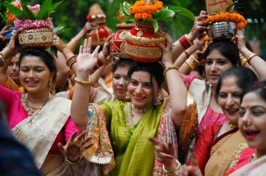 NEW DELHI INDIA SEPTEMBER 7 2024 Dindar Ganesh Chaturthi vesilesiyle Ganesh Chaturthi 'yi Sevimli Devlet Lisesi' nde 7 Eylül 2024 'de Yeni Delhi Hindistan' da kutlanıyor. Ganesh Chaturthi tüm ülkede kutlanıyor.