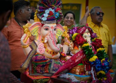 NEW DELHI INDIA SEPTEMBER 7 2024 Dindar Ganesh Chaturthi vesilesiyle Ganesh Chaturthi 'yi Sevimli Devlet Lisesi' nde 7 Eylül 2024 'de Yeni Delhi Hindistan' da kutlanıyor. Ganesh Chaturthi tüm ülkede kutlanıyor.