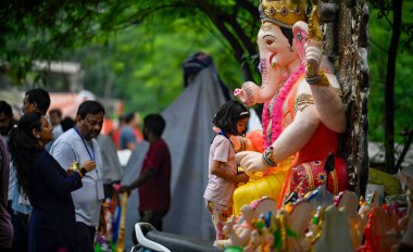 NEW DELHI INDIA 7 EPTEMBER 2024 Dindar Ganesh Chaturthi vesilesiyle Ganesh Chaturthi 'yi Mayur Vihar' da 7 Eylül 2024 tarihinde, Yeni Delhi Hindistan 'da kutlanır.