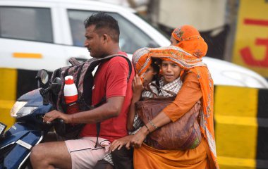 GURUGRAM INDIA SEPTEMBER 6. 2024 Öğrencileri, 6 Eylül 2024 'te Shiv Mandir yakınlarındaki 10. bölgede yağan yağmurlar sonucu başkent Hindistan' ın çeşitli bölgelerinde yağmurlar ve Hint Meteoroloji Bölümü 'nde okula giderken görülüyor.