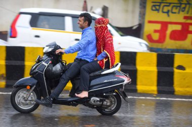 GURUGRAM INDIA 6. SEPTEMBER 6. 2024 İnsanlar, 6 Eylül 2024 'te Shiv Mandir yakınlarındaki 10. Bölgede yağan yağmurlar sonucu başkent Hindistan' ın çeşitli bölgelerinde yağmurlar ve Hint Meteoroloji Bölümü etkilendi.