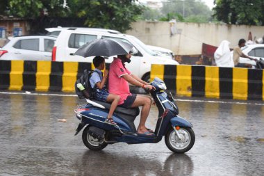 GURUGRAM INDIA SEPTEMBER 6. 2024 Öğrencileri, 6 Eylül 2024 'te Shiv Mandir yakınlarındaki 10. bölgede yağan yağmurlar sonucu başkent Hindistan' ın çeşitli bölgelerinde yağmurlar ve Hint Meteoroloji Bölümü 'nde okula giderken görülüyor.