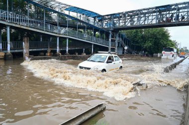 GURUGRAM INDIA SEPTEMBER 6 2024 Nirsinghpur köyü yakınlarındaki 48 Nirsinghpur yolu üzerindeki yoğun yağmurlu yolda 6 Eylül 2024 tarihinde Hindistan 'ın Gurugram kentindeki birkaç bölge sular altında kaldı.