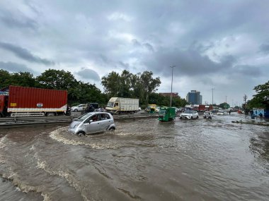GURUGRAM INDIA SEPTEMBER 6 2024 Khandsa köyü yakınlarındaki 48 Ulusal Otoyol servis yolunda 6 Eylül 2024 tarihinde yoğun yağmurlu bir yolda ilerleyen araçlar, Hindistan 'ın Gurugram bölgesinde Rai' den etkilendi.