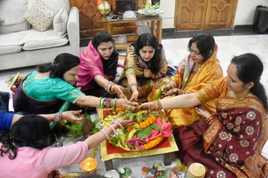 PATNA INDIA SEPTEMBER 6. 2024 Kadınlar, 6 Eylül 2024 'te Şii Tapınağı Sıkıcı Yolu' nda Teej festivali vesilesiyle Santosh Kumar Hindustan Times tarafından çekilmiştir.