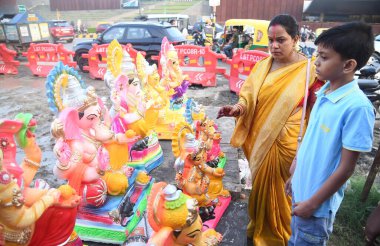 PATNA INDIA 7 Eylül 2024 Patna 'da Ganesh Chaturthi festivali arifesinde Patna' daki Bailey yolunda Ganesh 'in heykelini satın alan kadınlar 7 Eylül 2024 tarihinde Patna Hindistan' da Santosh Kumar Hindustan Times tarafından çekilmiştir.