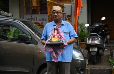 MUMBAI INDIA SEPTEMBER 6. 2024 Devotees, Ganesh Chaturthi festivali öncesinde 6 Eylül 2024 'te Hindistan' ın dört bir yanındaki bir atölyeden Hindu tanrı Ganesha 'ya bir heykel taşır.