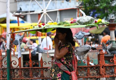 MUMBAI INDIA SEPTEMBER 6. 2024 Ganesh Festivali için Dadar Batı Pazarı 'nda 6 Eylül 2024' te görülen kalabalık Mumbai 'de Hindistan Dadar pazarı her zaman tüm Ganpati düşkünleri için bir durak noktası olmuştur. Çiçeklerden meyvelere ve puj' a