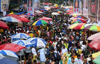 MUMBAI INDIA SEPTEMBER 6. 2024 Ganesh Festivali için Dadar Batı Pazarı 'nda 6 Eylül 2024' te görülen kalabalık Mumbai 'de Hindistan Dadar pazarı her zaman tüm Ganpati düşkünleri için bir durak noktası olmuştur. Çiçeklerden meyvelere ve puj' a