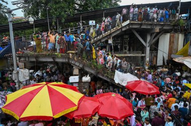 MUMBAI INDIA SEPTEMBER 6. 2024 Ganesh Festivali için Dadar Batı Pazarı 'nda 6 Eylül 2024' te görülen kalabalık Mumbai 'de Hindistan Dadar pazarı her zaman tüm Ganpati düşkünleri için bir durak noktası olmuştur. Çiçeklerden meyvelere ve puj' a