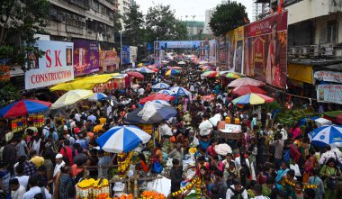 MUMBAI INDIA SEPTEMBER 6. 2024 Ganesh Festivali için Dadar Batı Pazarı 'nda 6 Eylül 2024' te görülen kalabalık Mumbai 'de Hindistan Dadar pazarı her zaman tüm Ganpati düşkünleri için bir durak noktası olmuştur. Çiçeklerden meyvelere ve puj' a