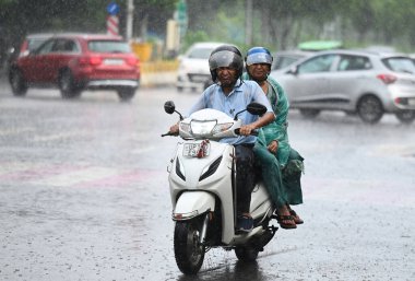 NOIDA INDIA SEPTEMBER 6. 2024 Akşam yağmuru sırasında Noida Hindistan 'da 6 Eylül 2024' te 22. Bölgede yağmurlar nedeniyle birkaç bölge etkilendi ve Hindistan Meteoroloji Departmanı IMD 