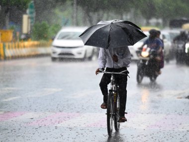 NOIDA INDIA SEPTEMBER 6. 2024 Akşam yağmuru sırasında Noida Hindistan 'da 6 Eylül 2024' te 22. Bölgede yağmurlar nedeniyle birkaç bölge etkilendi ve Hindistan Meteoroloji Departmanı IMD 