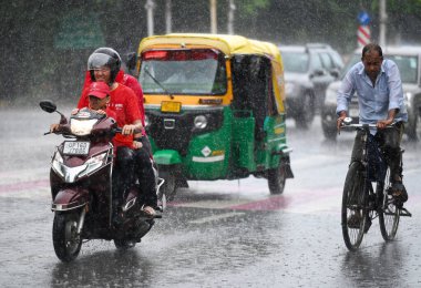 NOIDA INDIA SEPTEMBER 6. 2024 Akşam yağmuru sırasında Noida Hindistan 'da 6 Eylül 2024' te 22. Bölgede yağmurlar nedeniyle birkaç bölge etkilendi ve Hindistan Meteoroloji Departmanı IMD 