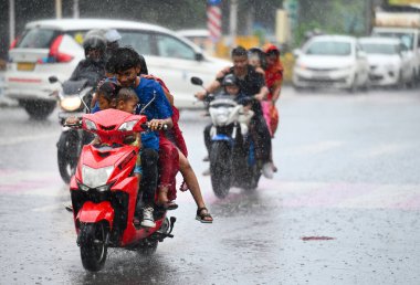 NOIDA INDIA SEPTEMBER 6. 2024 Akşam yağmuru sırasında Noida Hindistan 'da 6 Eylül 2024' te 22. Bölgede yağmurlar nedeniyle birkaç bölge etkilendi ve Hindistan Meteoroloji Departmanı IMD 